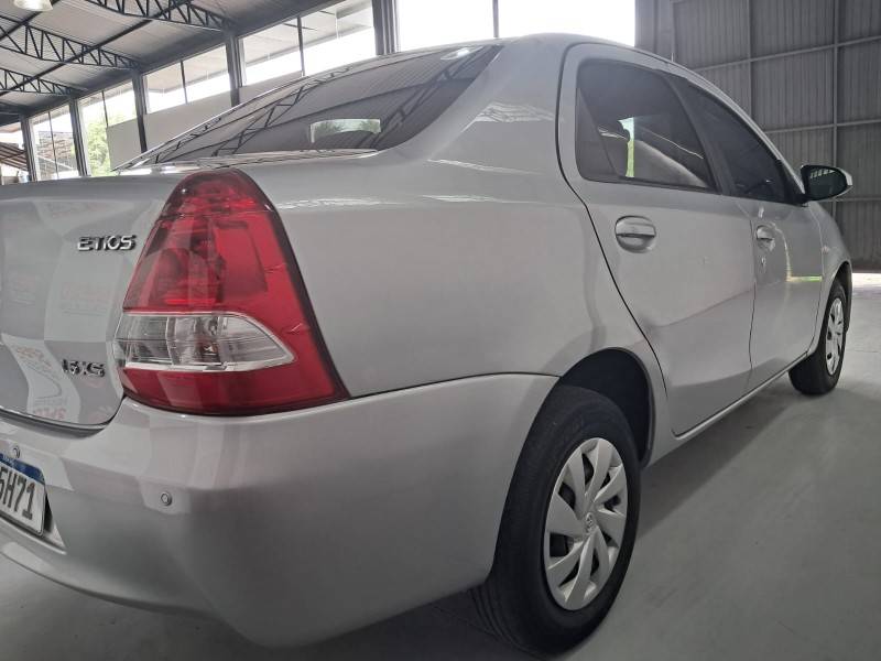 TOYOTA - ETIOS - 2016/2017 - Prata - R$ 59.800,00