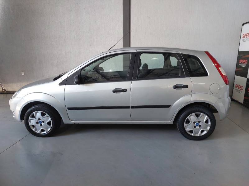 FORD - FIESTA - 2003/2004 - Branca - R$ 17.900,00