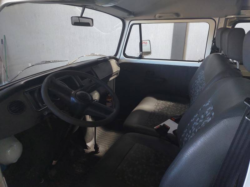 VOLKSWAGEN - KOMBI - 2010/2011 - Branca - R$ 52.900,00