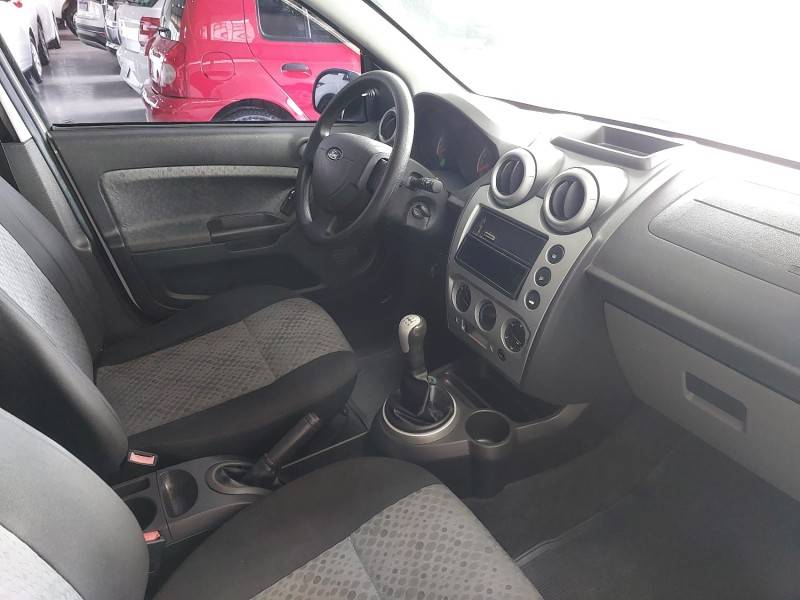 FORD - FIESTA - 2013/2014 - Branca - R$ 34.900,00