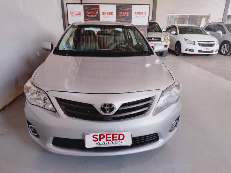 TOYOTA - COROLLA - 2011/2012 - Prata - R$ 61.900,00
