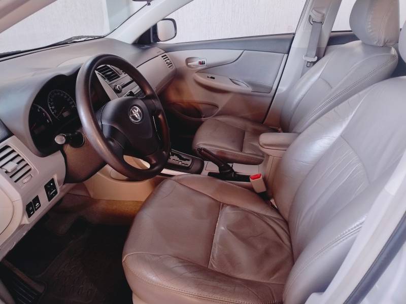 TOYOTA - COROLLA - 2011/2012 - Prata - R$ 61.900,00