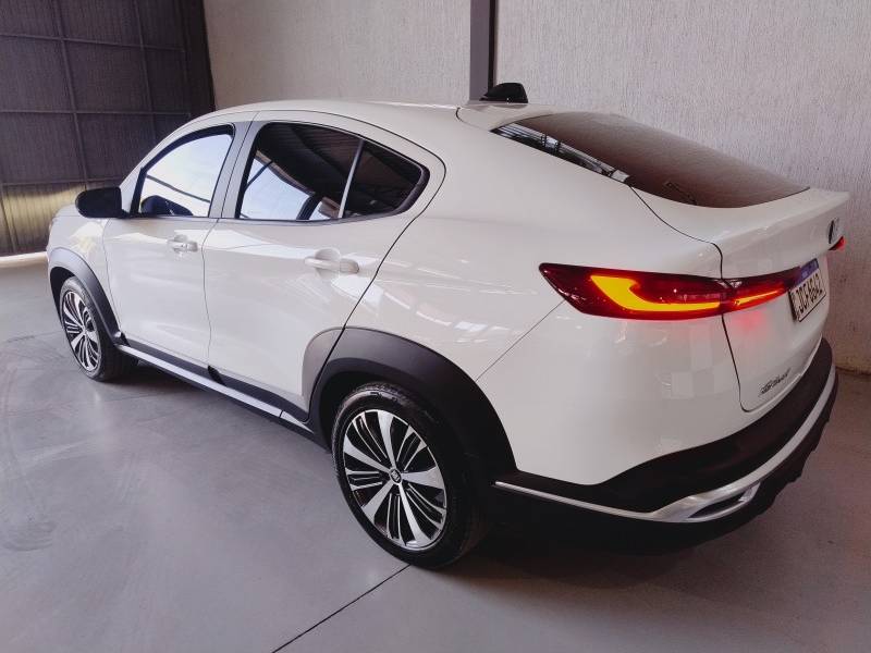 FIAT - FASTBACK - 2023/2024 - Branca - R$ 115.900,00