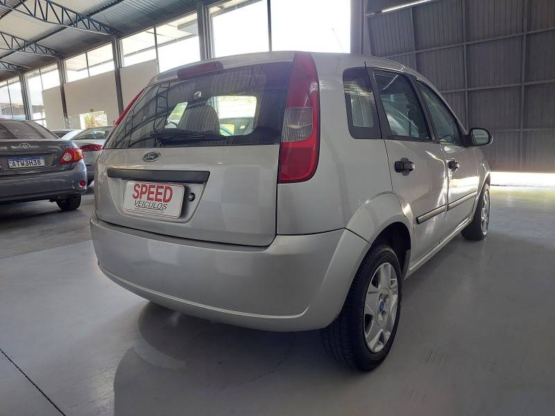 FORD - FIESTA - 2003/2004 - Branca - R$ 17.900,00
