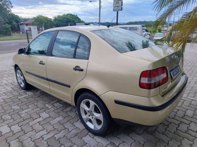 VOLKSWAGEN - POLO SEDAN - 2003/2003 - Bege - R$ 23.900,00