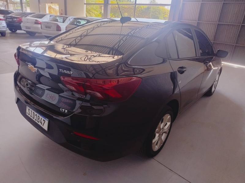 CHEVROLET - ONIX - 2023/2024 - Preta - R$ 89.800,00