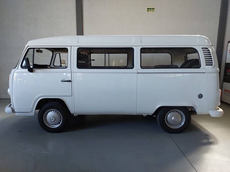 VOLKSWAGEN - KOMBI - 2010/2011 - Branca - R$ 52.900,00
