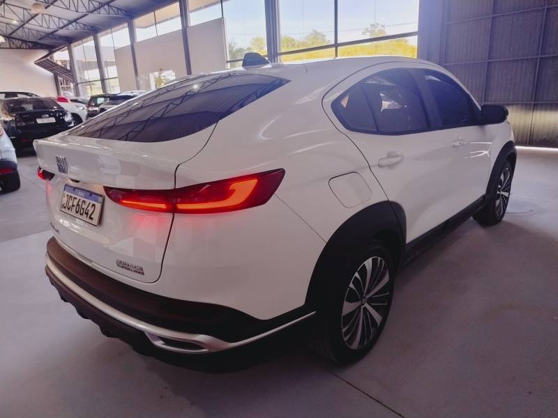 FIAT - FASTBACK - 2023/2024 - Branca - R$ 115.900,00