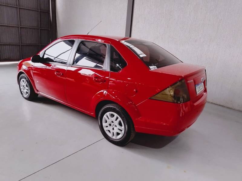 FORD - FIESTA - 2013/2014 - Vermelha - R$ 38.900,00