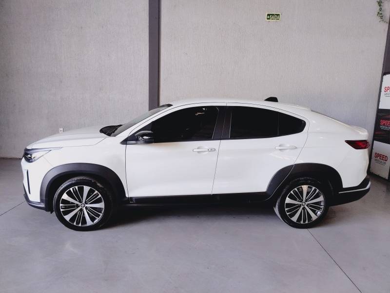 FIAT - FASTBACK - 2023/2024 - Branca - R$ 115.900,00