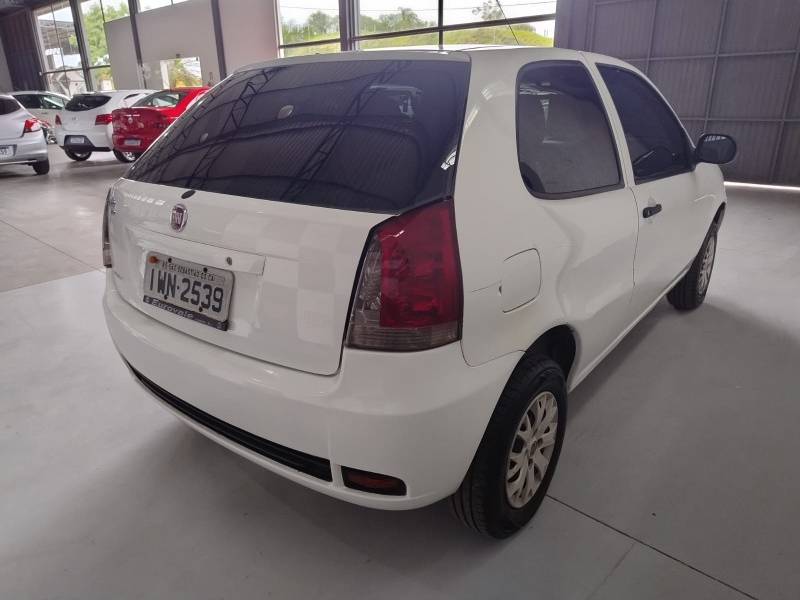 FIAT - PALIO - 2015/2015 - Branca - R$ 25.900,00