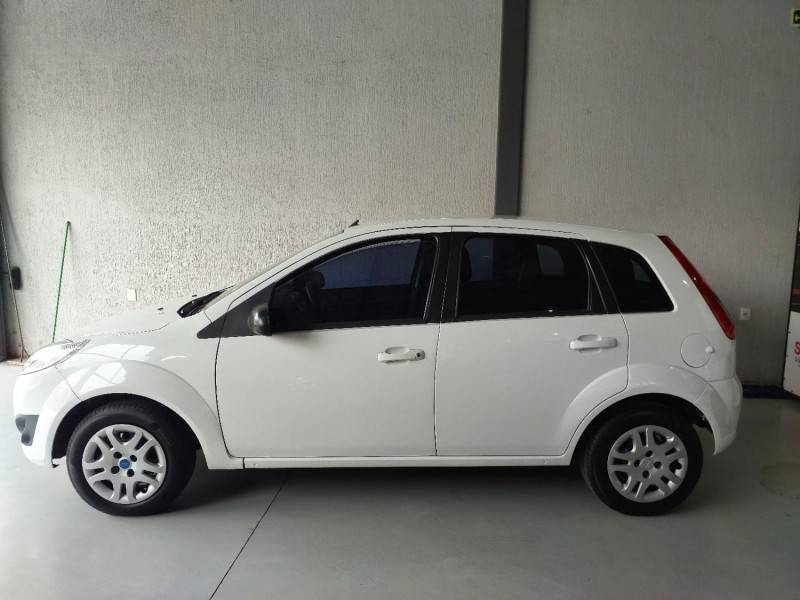 FORD - FIESTA - 2013/2014 - Branca - R$ 34.900,00