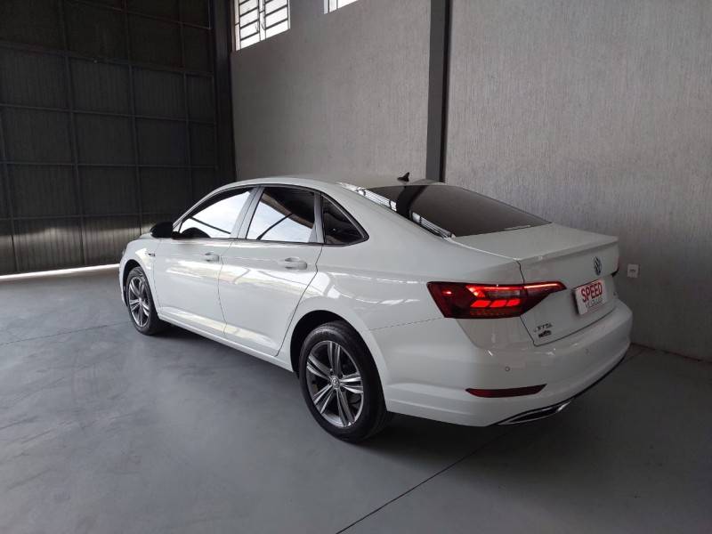 VOLKSWAGEN - JETTA - 2018/2018 - Branca - R$ 106.900,00