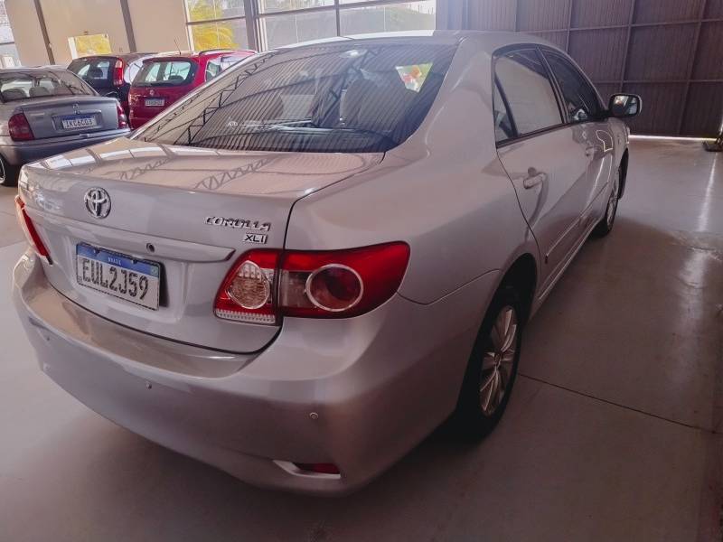 TOYOTA - COROLLA - 2011/2012 - Prata - R$ 61.900,00