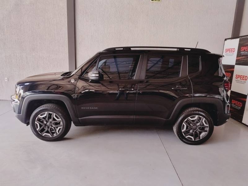 JEEP - RENEGADE - 2022/2023 - Preta - R$ 135.900,00