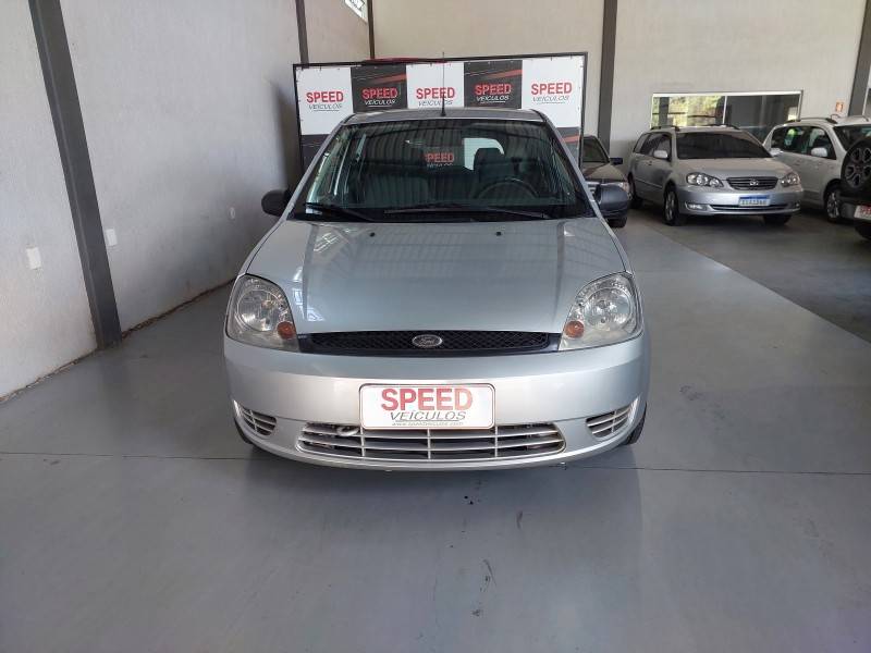 FORD - FIESTA - 2003/2004 - Branca - R$ 17.900,00