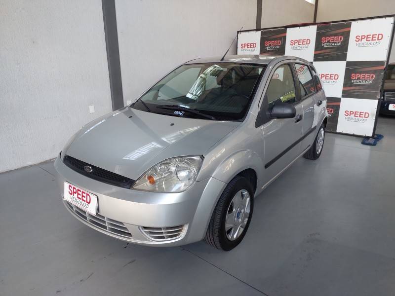 FORD - FIESTA - 2003/2004 - Branca - R$ 17.900,00