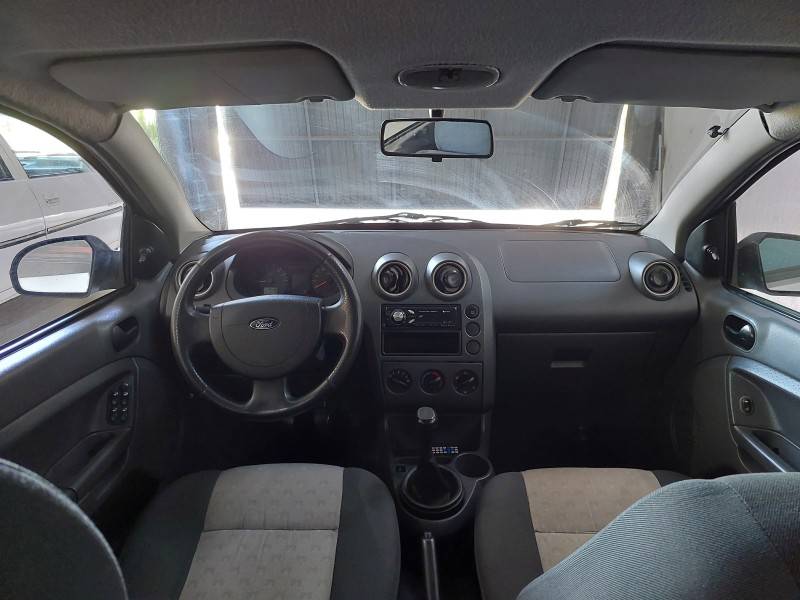 FORD - FIESTA - 2003/2004 - Branca - R$ 17.900,00