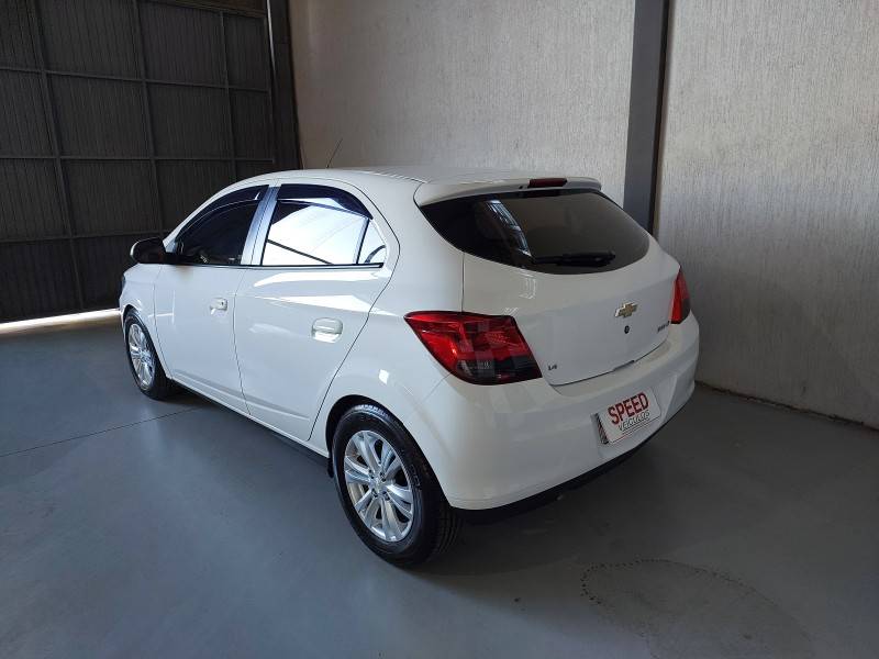CHEVROLET - ONIX - 2014/2015 - Branca - R$ 50.900,00