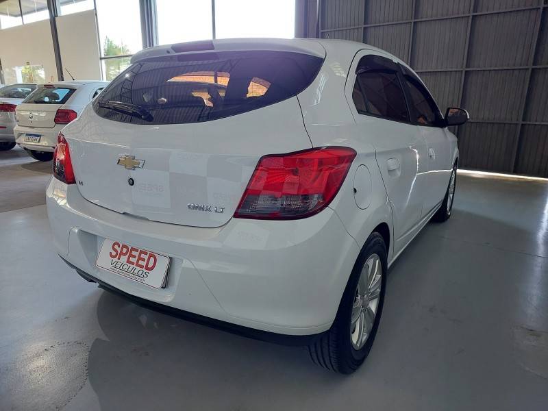 CHEVROLET - ONIX - 2014/2015 - Branca - R$ 50.900,00