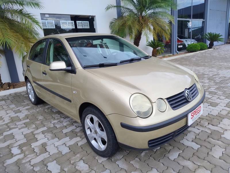 VOLKSWAGEN - POLO SEDAN - 2003/2003 - Bege - R$ 23.900,00