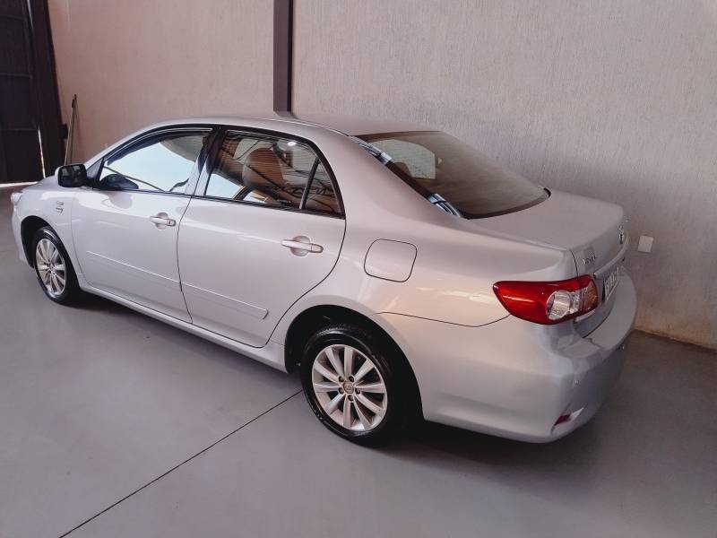 TOYOTA - COROLLA - 2011/2012 - Prata - R$ 61.900,00