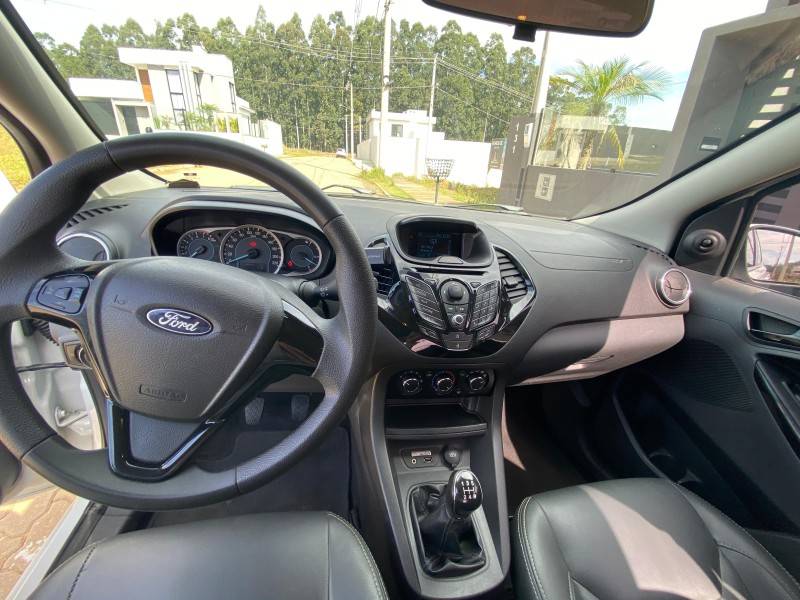 FORD - KA + - 2014/2015 - Branca - R$ 42.900,00