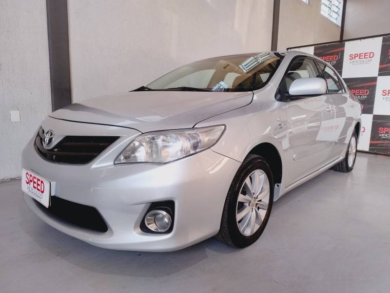 TOYOTA - COROLLA - 2011/2012 - Prata - R$ 61.900,00