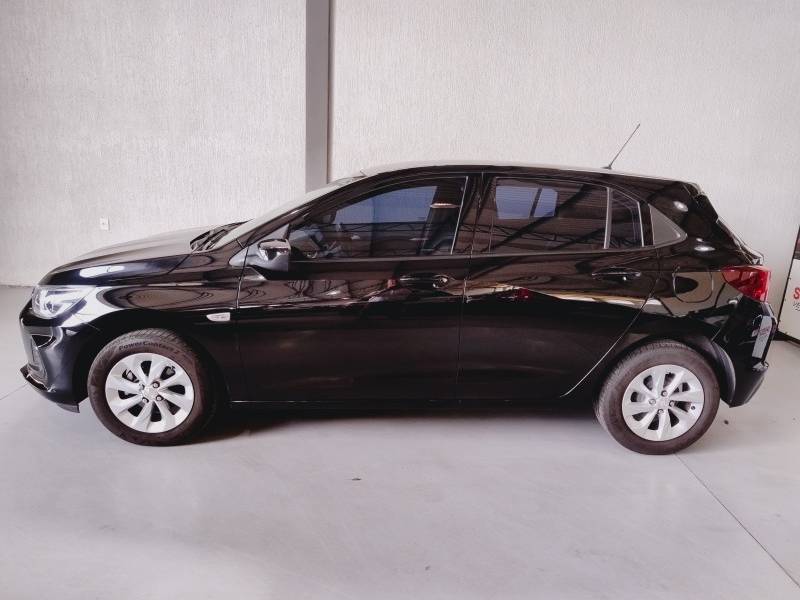 CHEVROLET - ONIX - 2022/2023 - Preta - R$ 88.900,00