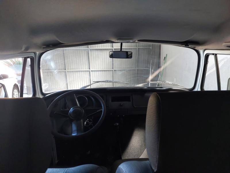 VOLKSWAGEN - KOMBI - 2010/2011 - Branca - R$ 52.900,00