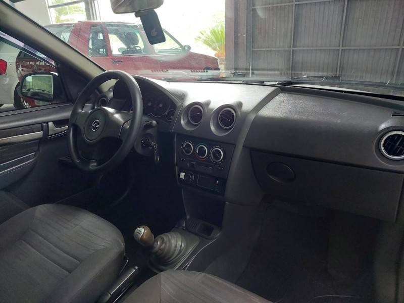 CHEVROLET - PRISMA - 2010/2011 - Branca - R$ 33.900,00