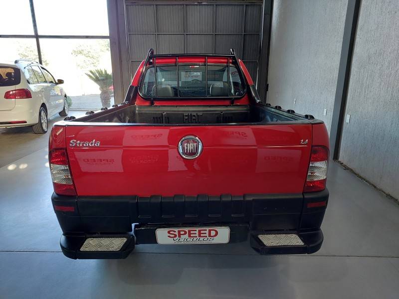 FIAT - STRADA - 2010/2011 - Vermelha - R$ 38.900,00